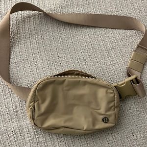 Lululemon Everywhere Belt Bag Trench